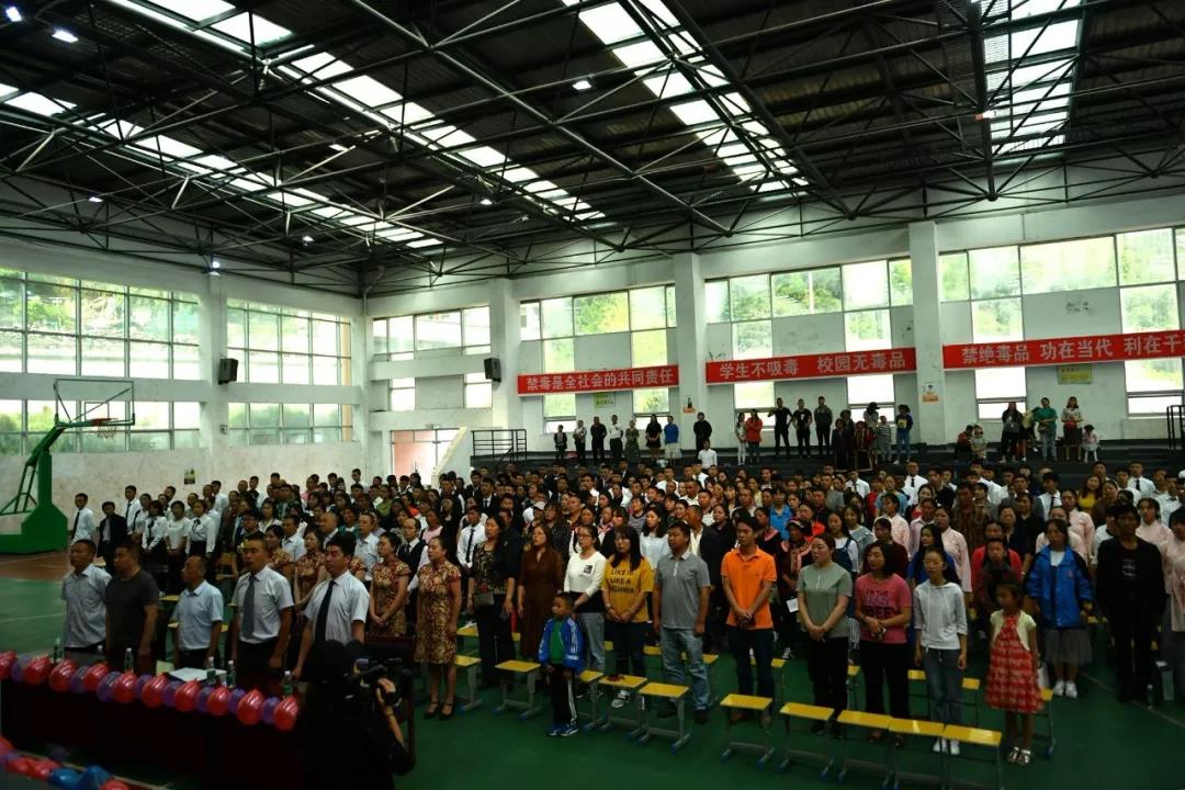 理县中学举办第一届成人礼活动