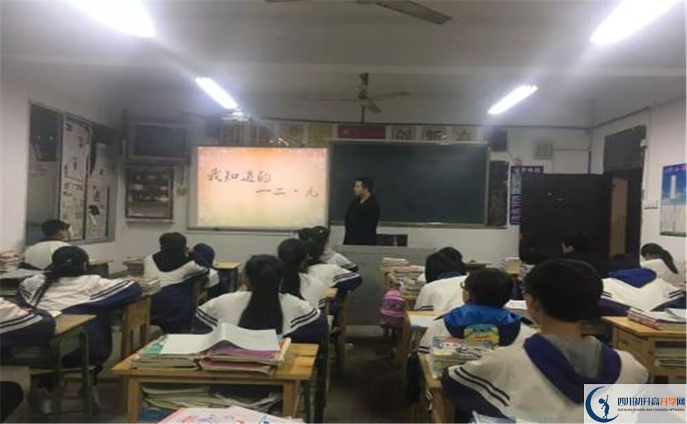 大竹县石河中学今年的学费怎么收取，是否变化？