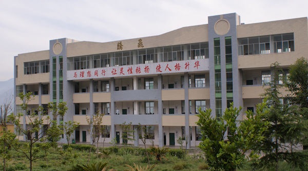 泸沽中学高中部图片